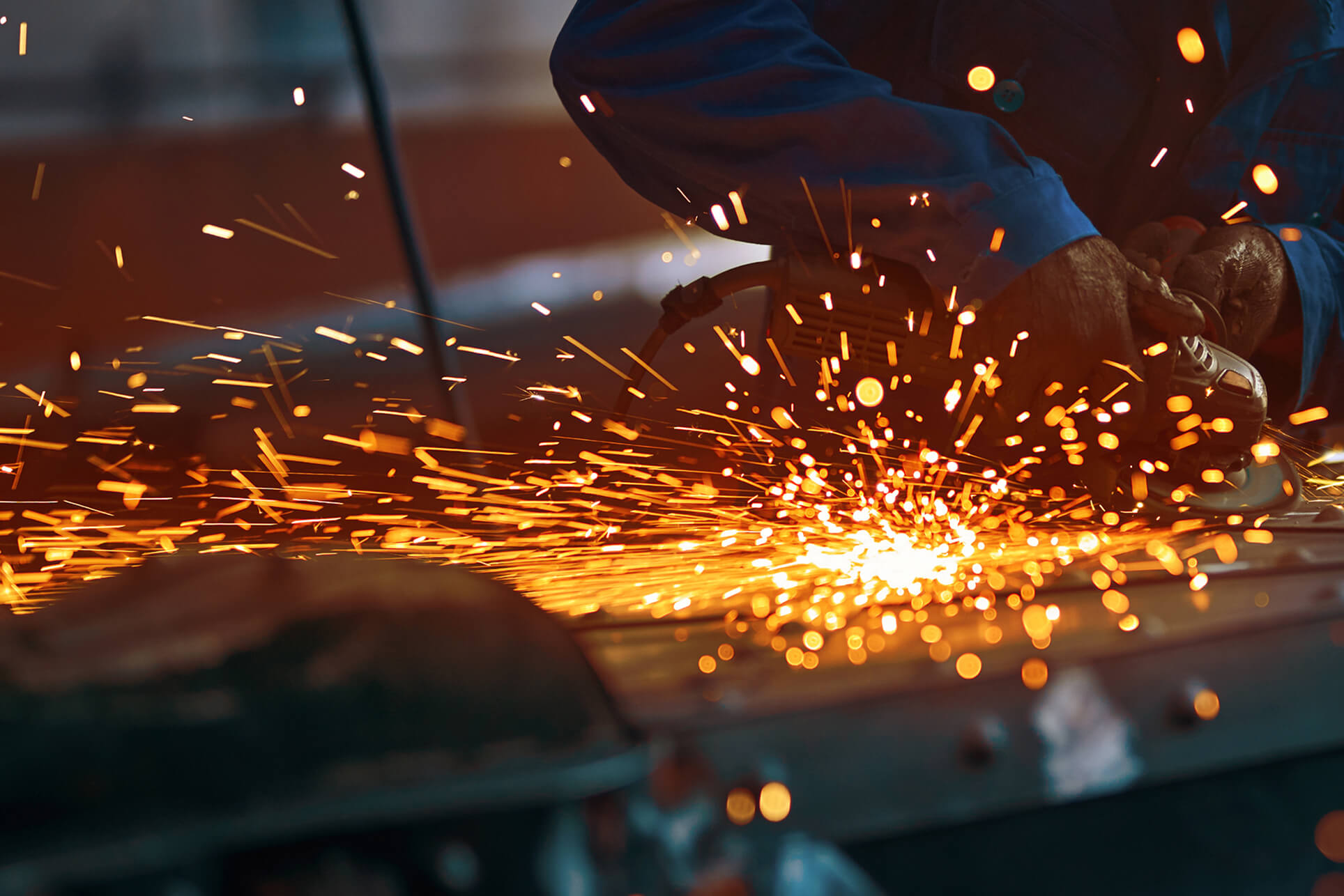 Machining a metal part with cutting oil
